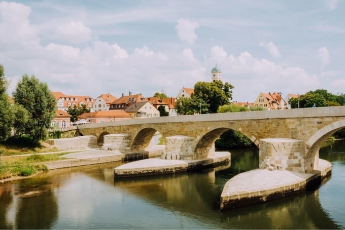 Foto der Steinernen Brücke mit der Regensburger Altstadt im Hintergrund