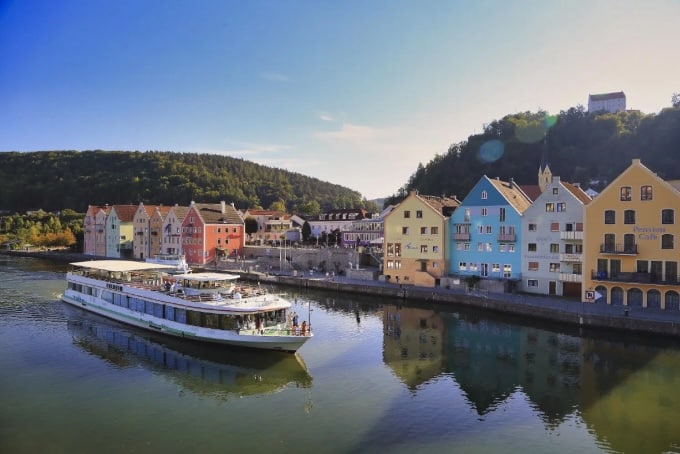 MS Kelheim auf dem Rhein-Main-Donau-Kanal mit der Riedenburger Altstadt im Hintergrund
