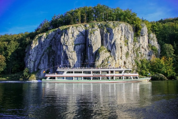 Foto der MS Weltenburg auf der Donau vor einer imposanten Felswand