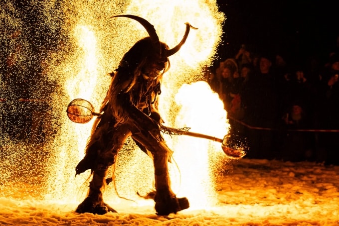Foto eines Krampus mit Feuer bei der Rauhnachtsfahrt